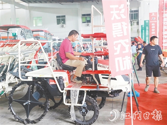 農(nóng)業(yè)合作社代表和種糧大戶“一站式”了解各類農(nóng)機(jī)和相關(guān)優(yōu)惠政策，并親身操作農(nóng)機(jī)，直觀感受農(nóng)機(jī)性能。