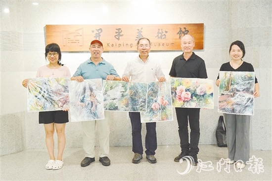 甄練權(quán)（中）將水彩作品無償贈(zèng)予開平市美術(shù)館。