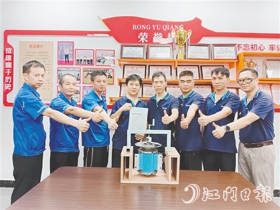 獲得國(guó)家實(shí)用新型專利的一種加捻機(jī)使用電機(jī)的拆卸裝置，由銀都拉瑪?shù)囊痪€員工和技術(shù)骨干等共同完成。