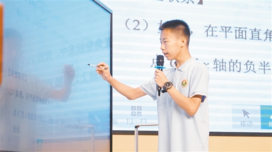 學(xué)生走上講臺(tái)，講解題目。