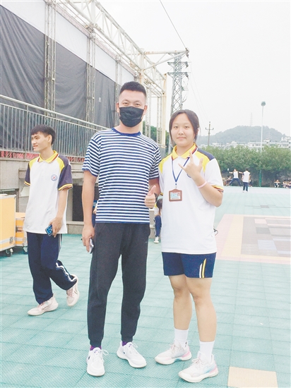 盧穎芝減重前后對(duì)比。