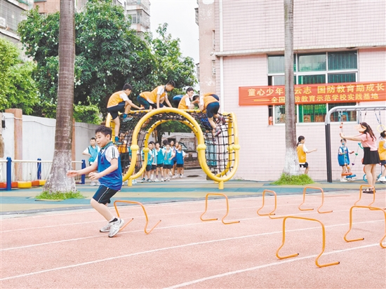 學(xué)生們在實(shí)踐中感受國防教育的魅力。