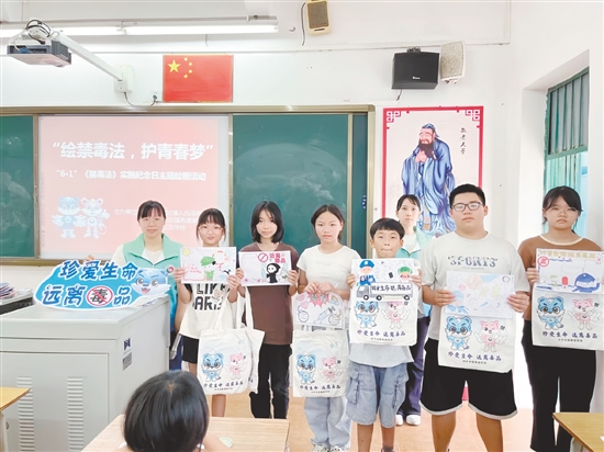 赤坎鎮(zhèn)平安法治辦聯(lián)合明德社工走進(jìn)赤坎鎮(zhèn)五龍學(xué)校，開展“6.1”《中華人民共和國禁毒法》實(shí)施紀(jì)念日主題繪畫活動。