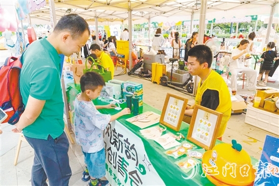 青年文化創(chuàng)意集市大受市民歡迎。