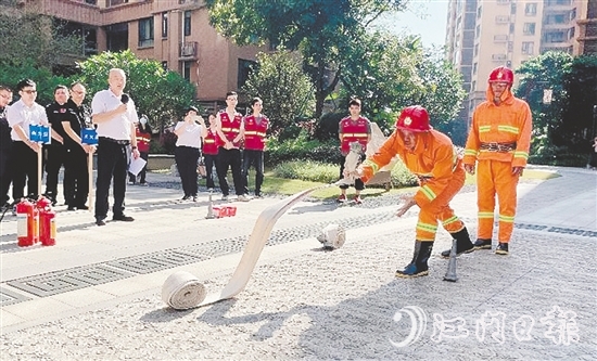 ▲會(huì)城應(yīng)急管理辦指導(dǎo)轄區(qū)各村（社區(qū)）、有關(guān)部門單位和各企業(yè)開展應(yīng)急演練活動(dòng)。