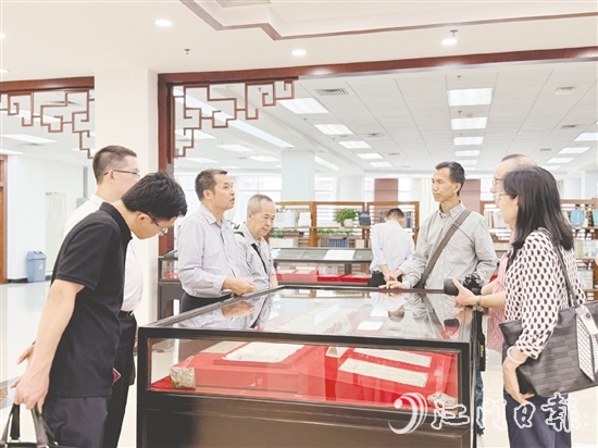 臺山有關代表參觀暨南大學圖書館六樓的世界華僑華人文獻館。