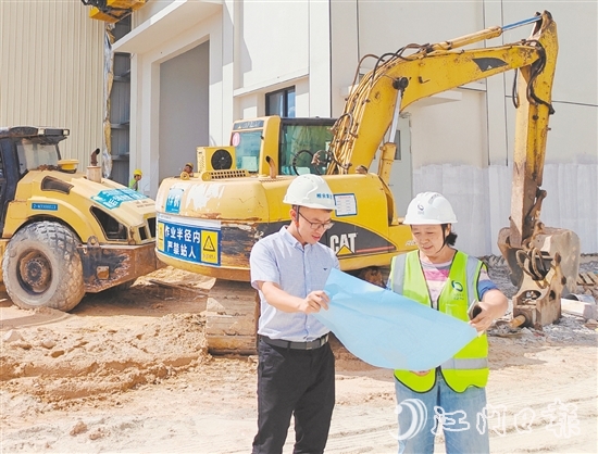 作為“黨員示范崗”黨員，黃嘉仲（左）在糧食綠色倉儲(chǔ)項(xiàng)目現(xiàn)場堅(jiān)守多個(gè)日夜。