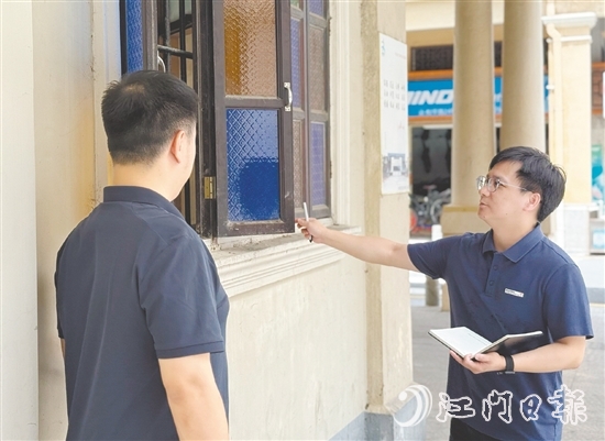 劉嘉鴻（右）積極投入到公司的重點(diǎn)工作僑建筑測繪中。