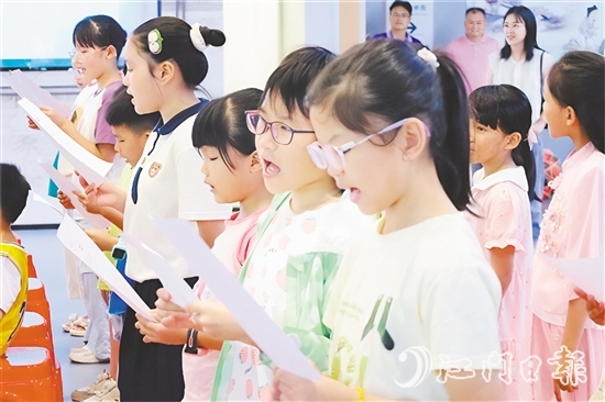 在教師的指導(dǎo)下，小朋友們興致勃勃地學(xué)習(xí)臺(tái)山童謠。