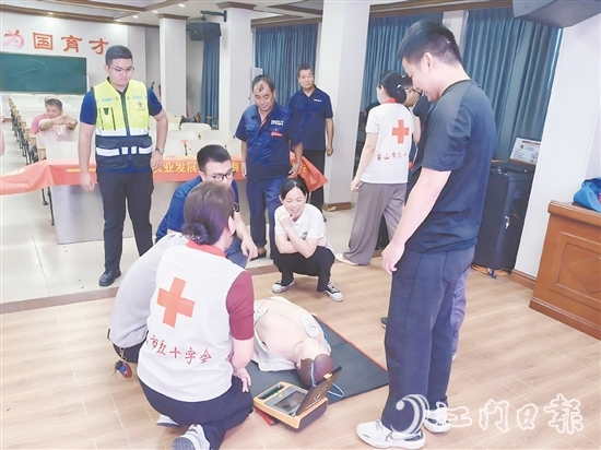 學員們在講師手把手指導下，利用模擬人進行心肺復蘇操作。