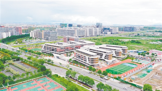 江海區(qū)景賢實(shí)驗(yàn)學(xué)校建筑融入“諾亞方舟”“星空之眼”等元素，科技感十足。