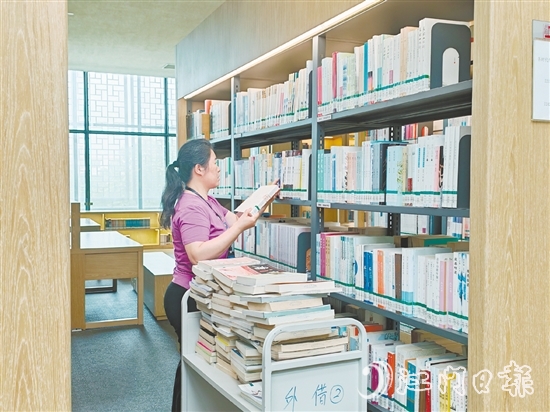 圖書(shū)管理員正在上架書(shū)籍。