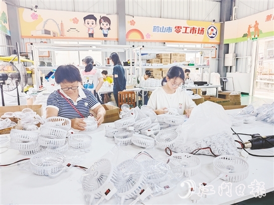 鶴山市“零工市場(chǎng)”以手工作坊為平臺(tái)，對(duì)接不同類型的制造業(yè)企業(yè)，引入多個(gè)種類的手工產(chǎn)品項(xiàng)目。