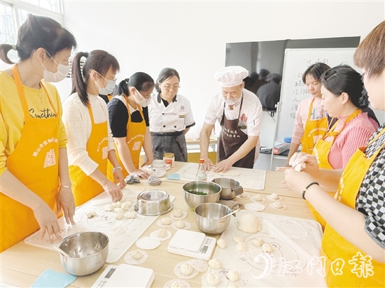興業(yè)社區(qū)“就業(yè)驛站”選取廣式點(diǎn)心烹飪等熱門就業(yè)技能作為培訓(xùn)課程內(nèi)容，助力群眾提升就業(yè)競(jìng)爭(zhēng)力。