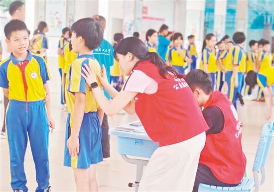 華南理工大學(xué)體育學(xué)院運(yùn)動與健康科研團(tuán)隊為學(xué)生進(jìn)行專業(yè)的脊柱側(cè)彎篩查。