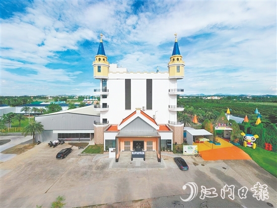 陳大羽公雞藝術(shù)館建筑風(fēng)格獨(dú)特，是雙水鎮(zhèn)的文化新地標(biāo)。