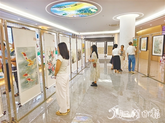 展出作品描繪了恩平市實施“百千萬工程”帶來的變化和嶄新面貌。