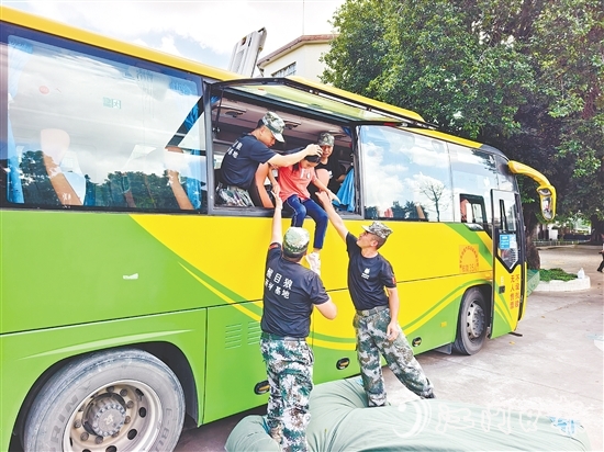 演練中，學(xué)生們在工作人員的幫助下體驗逃生方式。