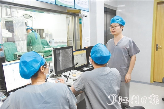 張國愷（右）指導(dǎo)團隊里的年輕醫(yī)生進行手術(shù)。