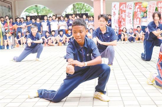 五邑碧桂園中英文學(xué)校的學(xué)弟學(xué)妹自編“中考加油武術(shù)操”，為學(xué)長(zhǎng)學(xué)姐加油。