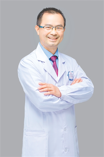 人物檔案：李國(guó)泉，皮膚科主任，主任醫(yī)師，從業(yè)31年，黨齡30年。