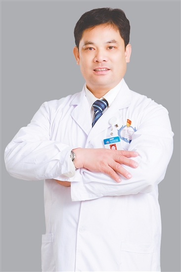 人物檔案：徐裕海，康復(fù)醫(yī)學(xué)科專(zhuān)科主任，理療副主任技師，從業(yè)31年，黨齡27年。