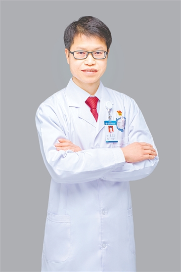 人物檔案：潘月帆，骨科（二區(qū)）主任，從業(yè)20年，黨齡21年。