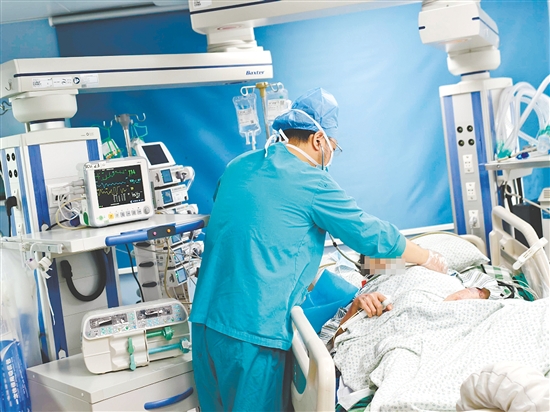 醫(yī)護人員對患者進行檢查。