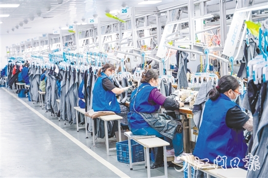 為應(yīng)對(duì)市場(chǎng)環(huán)境變化，紅日制衣在技術(shù)研發(fā)、管理模式、人員結(jié)構(gòu)等方面持續(xù)加大投入，以此推動(dòng)企業(yè)實(shí)現(xiàn)轉(zhuǎn)型。