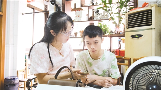 老師輔導(dǎo)盧梓俊填報(bào)志愿。