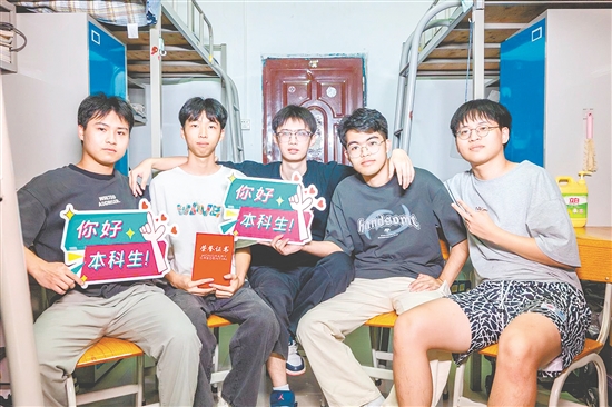 5人在宿舍合影（受訪當日其中一人不在學校）。