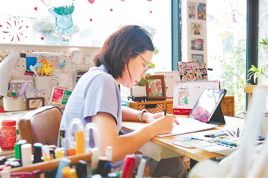 李玉如在創(chuàng)作。