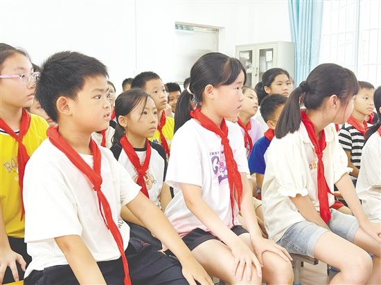 臺(tái)下學(xué)生一邊認(rèn)真觀察舞臺(tái)上的同伴，一邊在腦海中快速組織語(yǔ)言，記錄他們看到的每一個(gè)神態(tài)與細(xì)節(jié)。