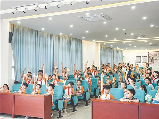 祥龍學(xué)校的學(xué)生們在講座中積極參與互動，每當(dāng)?shù)搅颂釂柇h(huán)節(jié)，紛紛舉手搶答。