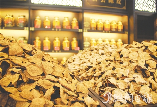 陳皮的價值不僅體現(xiàn)在年份，更體現(xiàn)在反哺鄉(xiāng)土的溫度上。