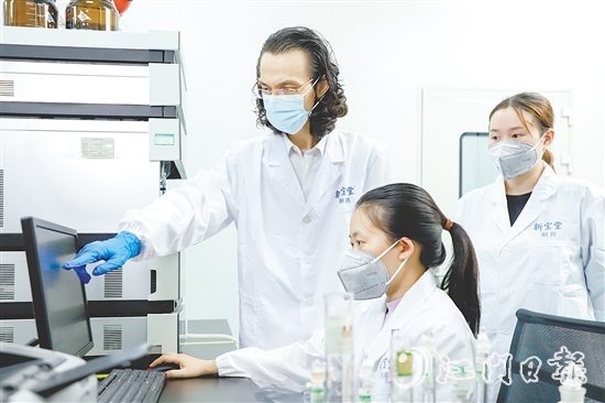 新寶堂將新會柑肉“變廢為寶”，利用生物發(fā)酵技術(shù)轉(zhuǎn)化為陳皮酵素。