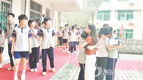 考試結(jié)束，考生們與教師、同學(xué)擊掌、擁抱、合影。