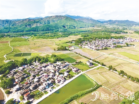 斗山鎮(zhèn)田稠村以“產(chǎn)業(yè)筑基、生態(tài)賦能、治理創(chuàng)新”的組合拳，推動鄉(xiāng)村顏值與經(jīng)濟價值雙提升，走出“產(chǎn)業(yè)興、生態(tài)美、百姓富”的振興之路。