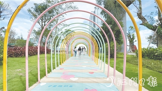 北陡鎮(zhèn)山海瀾岸度假村依山傍海，擁有專屬沙灘、海景太空艙別墅、兒童游樂(lè)區(qū)、燒烤吧和紅樹(shù)林餐廳。