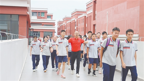 考試結(jié)束后，蓬江區(qū)紫茶中學(xué)師生唱響《海闊天空》。