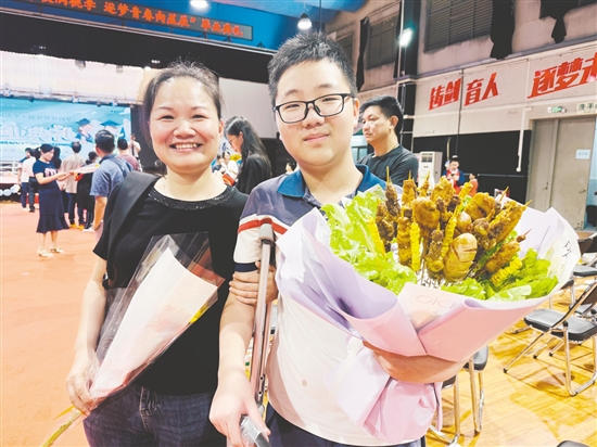 中考結(jié)束后，五邑碧桂園中英文學(xué)校家長(zhǎng)為“吃貨”兒子送上了特別的“燒烤花”。