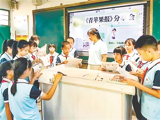 老師與同學(xué)們一起賞析《青蘋果》上刊登的優(yōu)秀作文。