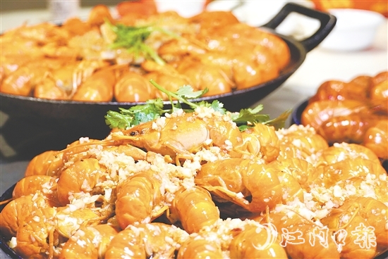 藍(lán)龍蝦肉質(zhì)豐腴鮮甜，烹飪方式多種多樣。