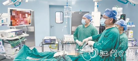 孫明在為患者進行手術。