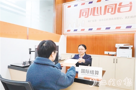 譚嘉琪經(jīng)常向群眾普及金融知識。