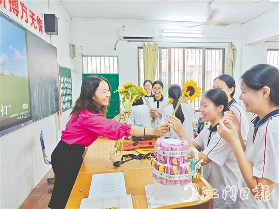 教師為同學們準備了寓意“一舉奪魁”的向日葵。