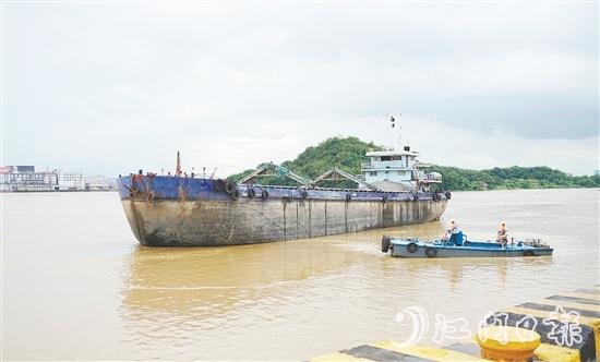 本次演練模擬船只水上遇險(xiǎn)，救援隊(duì)開展救援工作。