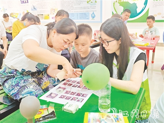 在志愿者講師的引導下，市民群眾通過小實驗了解綠色低碳相關(guān)知識。