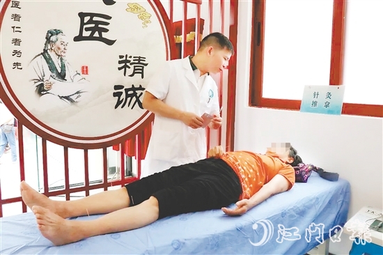 市民在鶴山市中醫(yī)院桂林社區(qū)中醫(yī)館接受治療。鶴山市中醫(yī)院桂林社區(qū)中醫(yī)館
