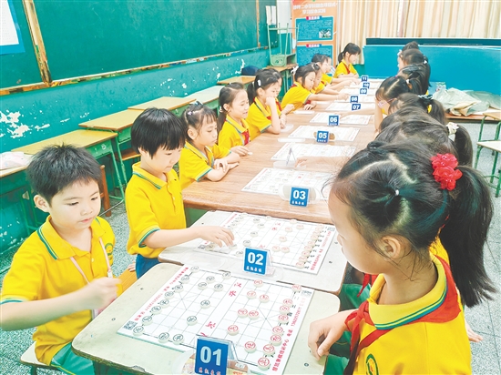 小棋手們神情專注，在棋盤上排兵布陣。